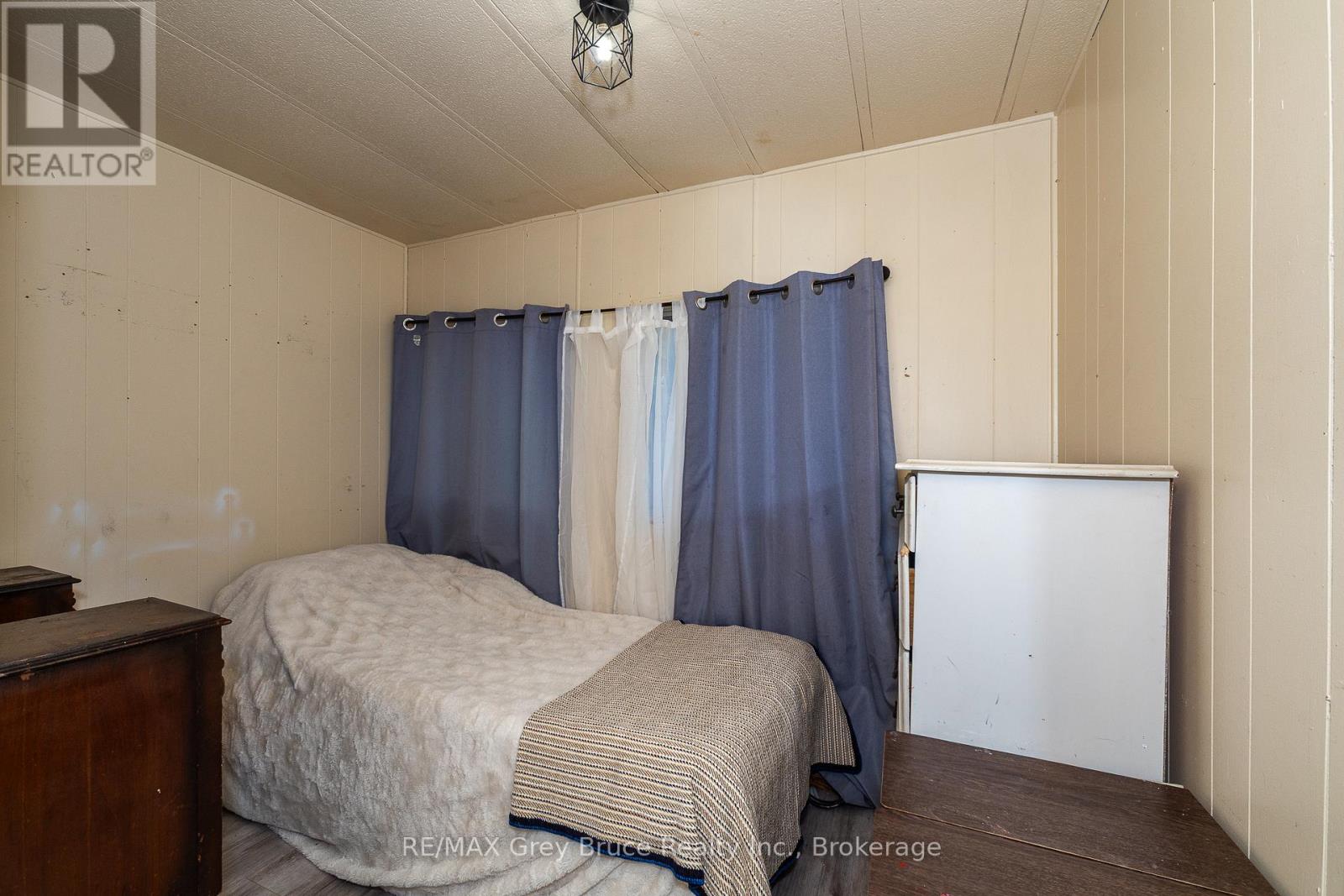 362404 Lindenwood Road, Georgian Bluffs, Ontario N0H 2T0 - Photo 34 - X12261349