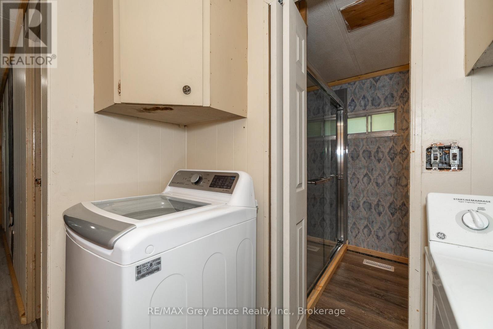 362404 Lindenwood Road, Georgian Bluffs, Ontario N0H 2T0 - Photo 35 - X12261349