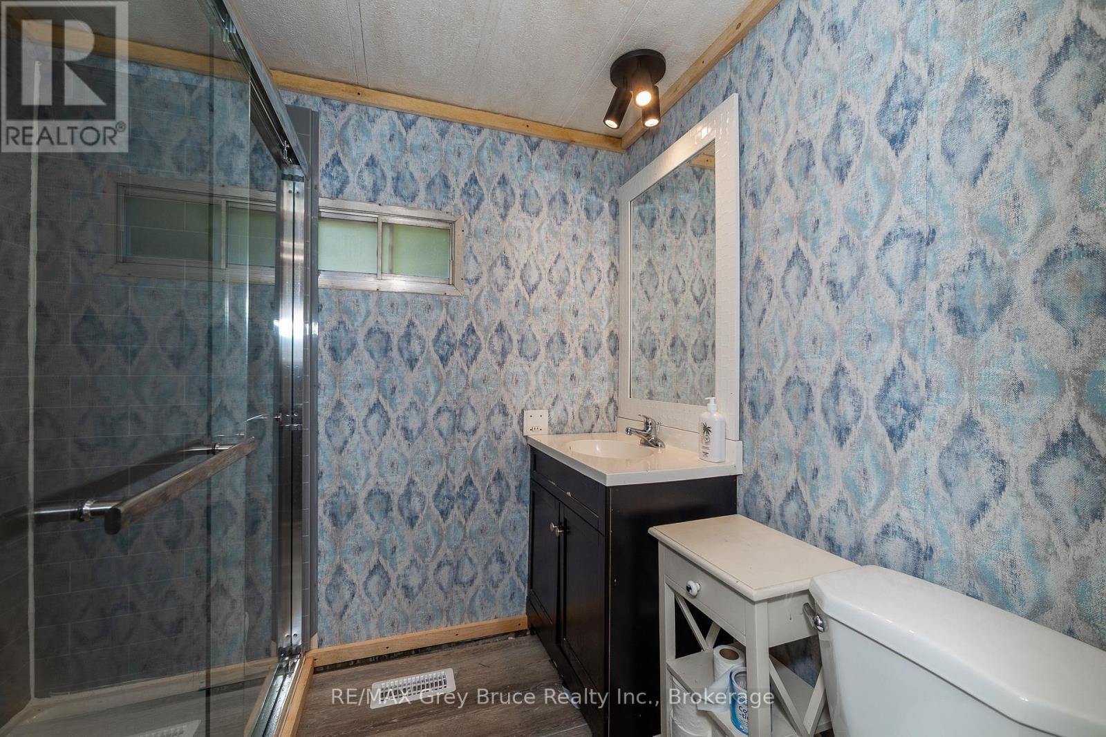 362404 Lindenwood Road, Georgian Bluffs, Ontario N0H 2T0 - Photo 36 - X12261349