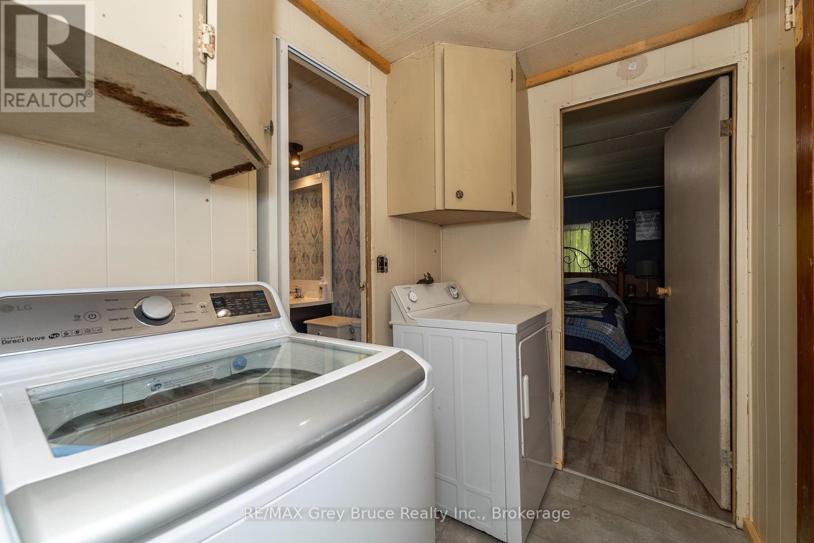 362404 Lindenwood Road, Georgian Bluffs, Ontario N0H 2T0 - Photo 37 - X12261349