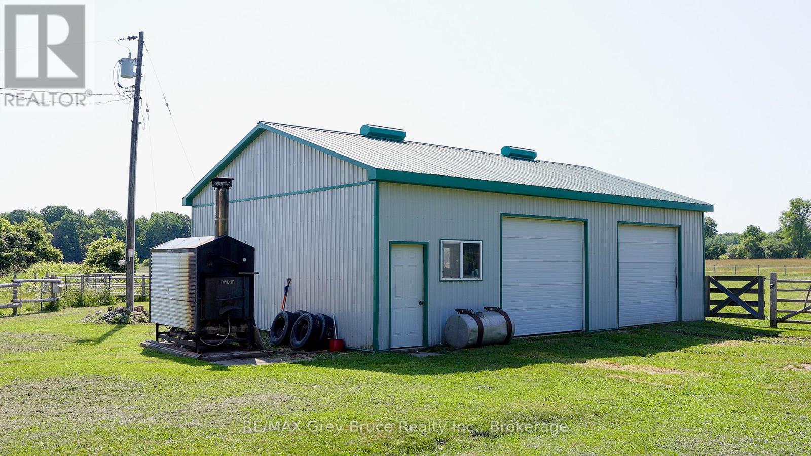 362404 Lindenwood Road, Georgian Bluffs, Ontario N0H 2T0 - Photo 42 - X12261349