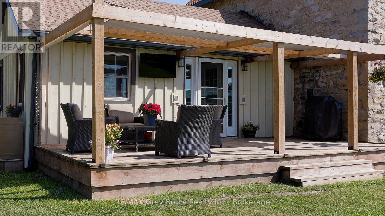 362404 Lindenwood Road, Georgian Bluffs, Ontario N0H 2T0 - Photo 5 - X12261349