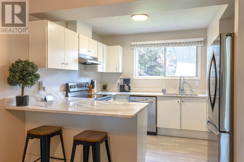 Property at 47 Woodhill Court SW image 4