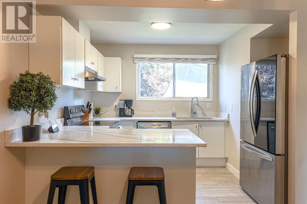 Property at 47 Woodhill Court SW image 5