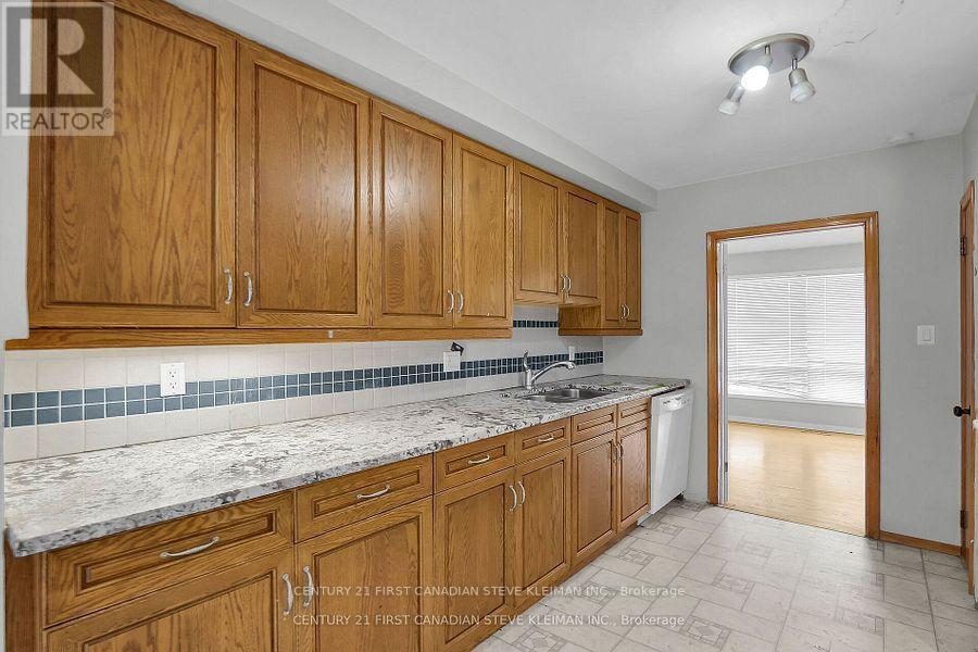 22 Queenston Crescent, London East, Ontario  N5W 1N6 - Photo 8 - X12261408