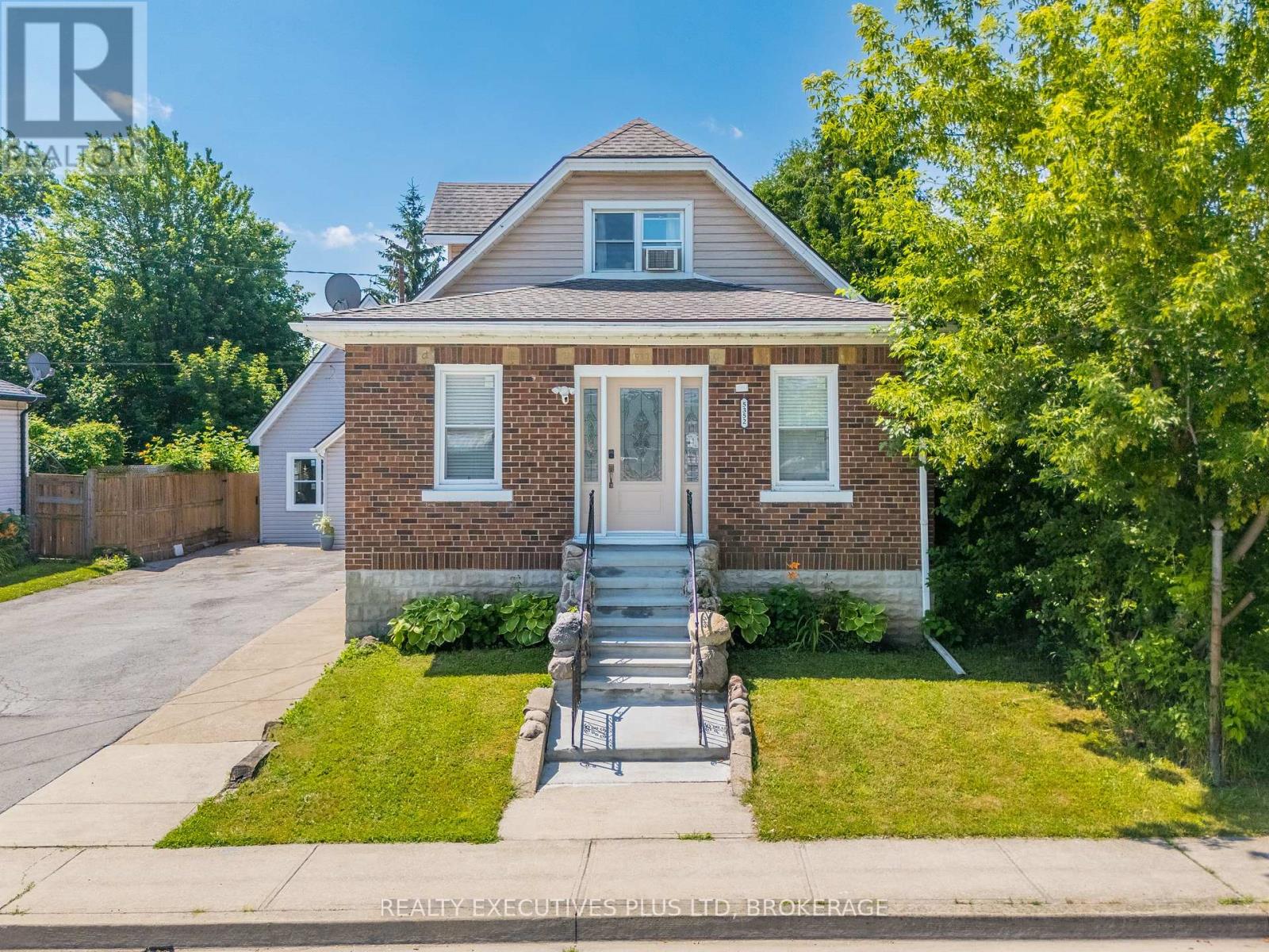 5352 Stamford Street, Niagara Falls, Ontario  L2E 1N3 - Photo 2 - X12261384