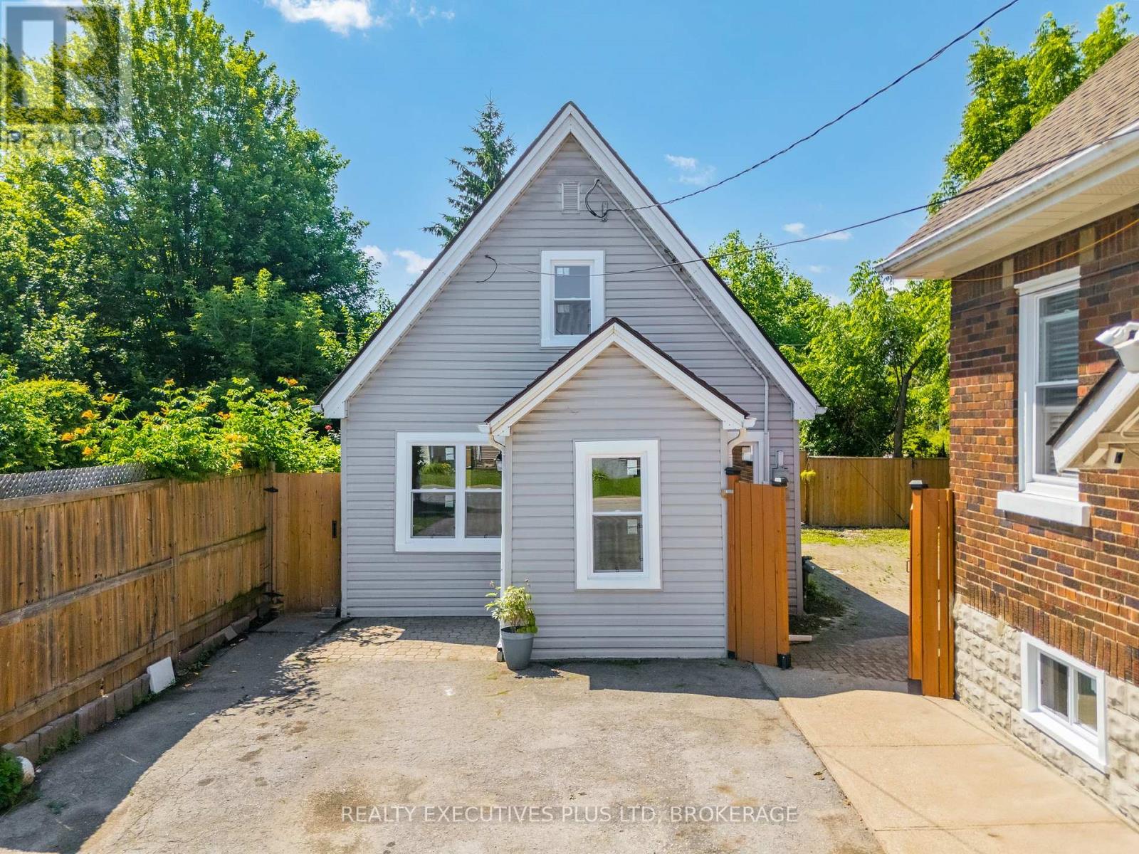 5352 Stamford Street, Niagara Falls, Ontario  L2E 1N3 - Photo 3 - X12261384
