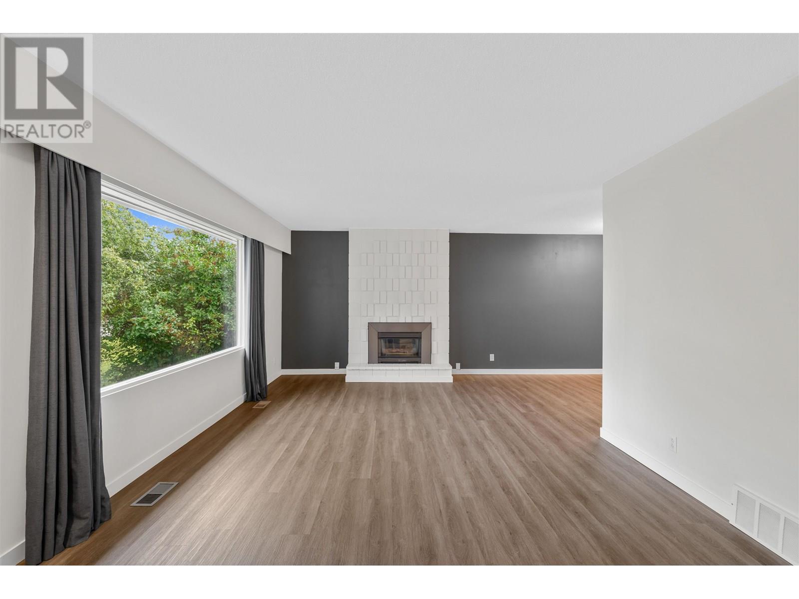 Property at 2560 EWERT CRESCENT image 4