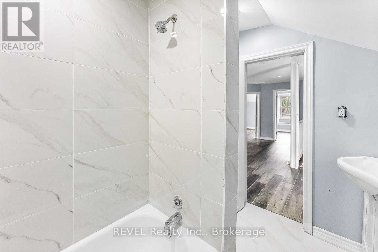 Upper - 30 Division Street, St. Catharines, Ontario  L2R 3G2 - Photo 4 - X12261514