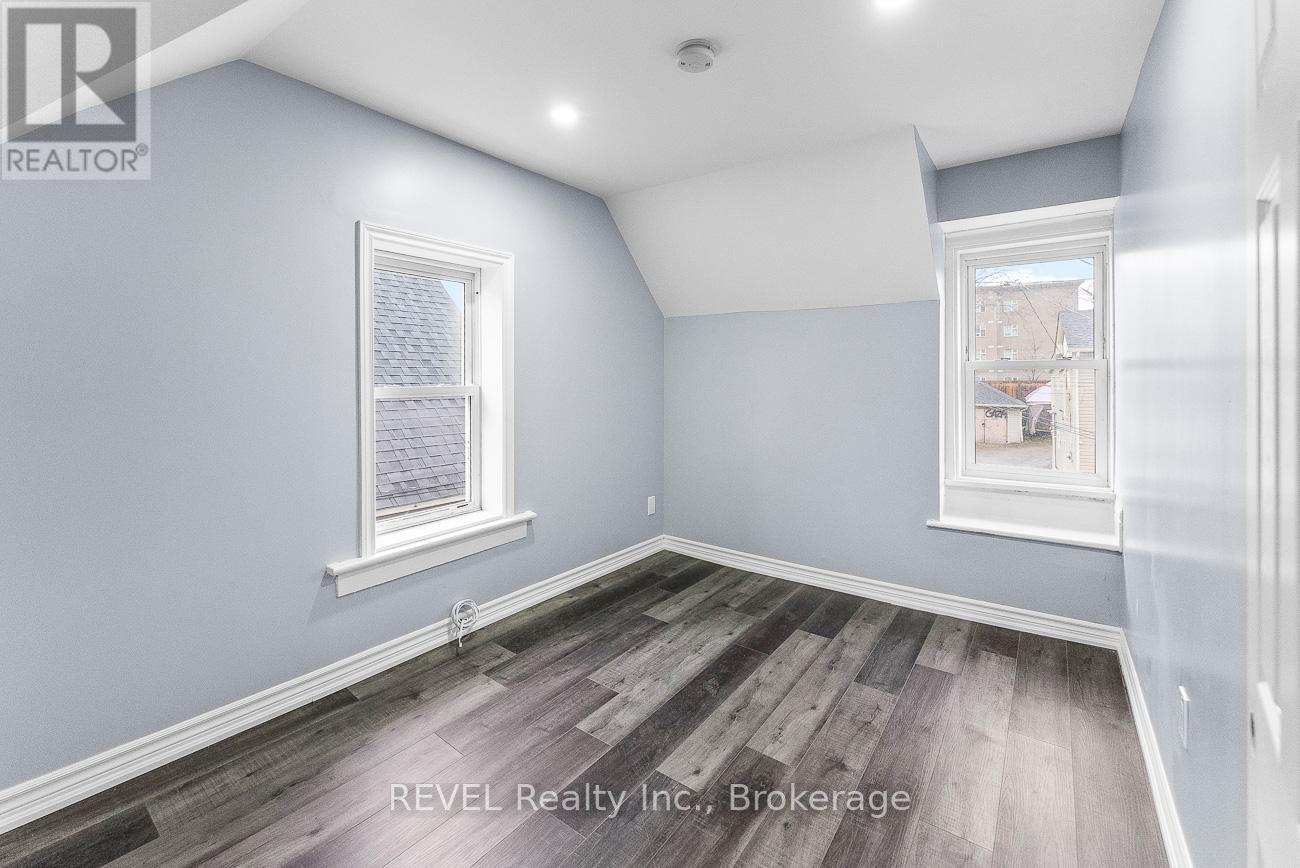 Upper - 30 Division Street, St. Catharines, Ontario  L2R 3G2 - Photo 6 - X12261514