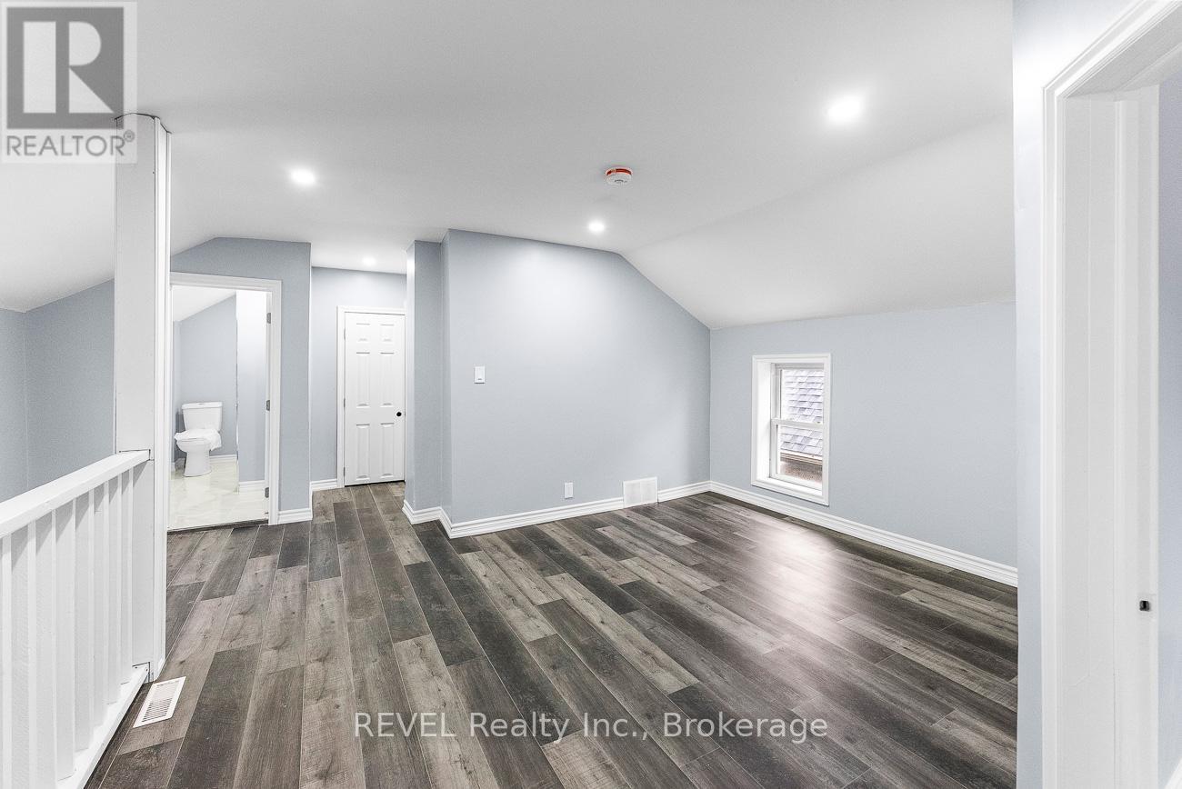 Upper - 30 Division Street, St. Catharines, Ontario  L2R 3G2 - Photo 8 - X12261514