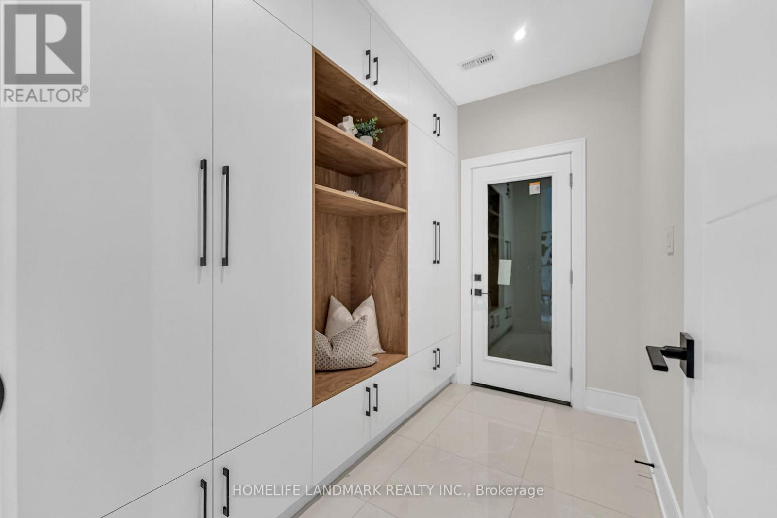 250 Jones Street, Oakville (Br Bronte), Ontario  L6L 3G4 - Photo 10 - W12261634