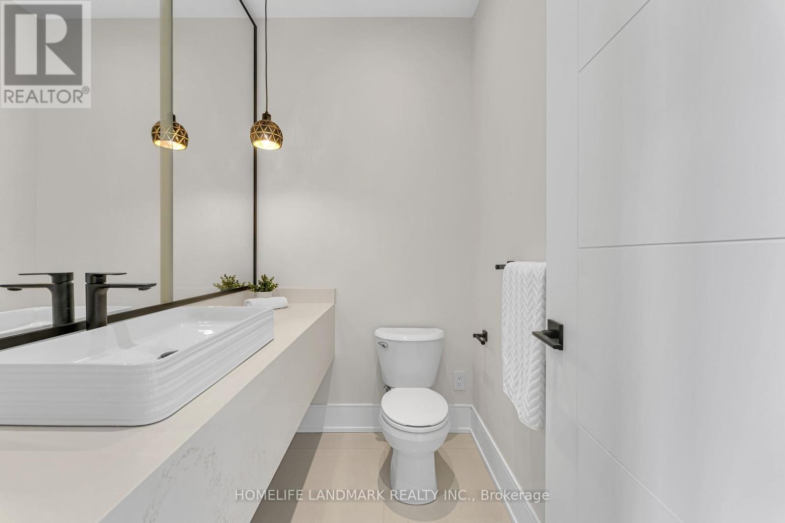 250 Jones Street, Oakville (Br Bronte), Ontario  L6L 3G4 - Photo 21 - W12261634