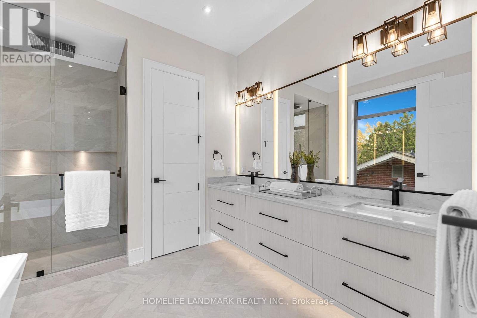 250 Jones Street, Oakville (Br Bronte), Ontario  L6L 3G4 - Photo 31 - W12261634