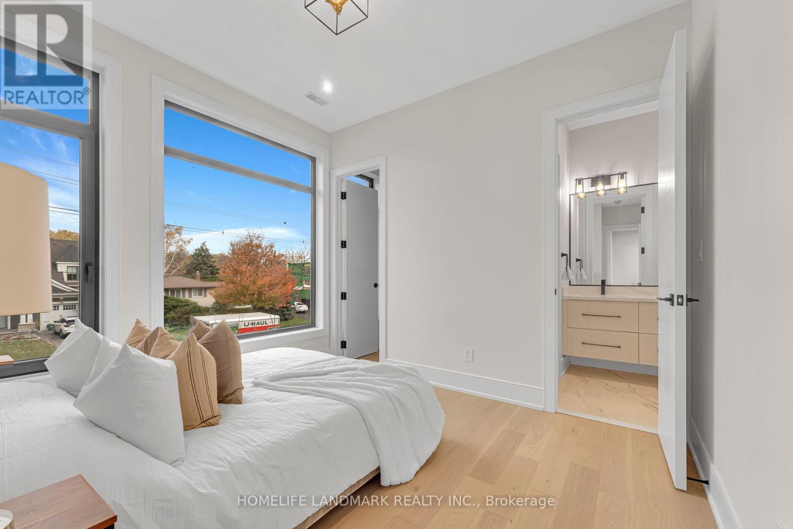 250 Jones Street, Oakville (Br Bronte), Ontario  L6L 3G4 - Photo 35 - W12261634