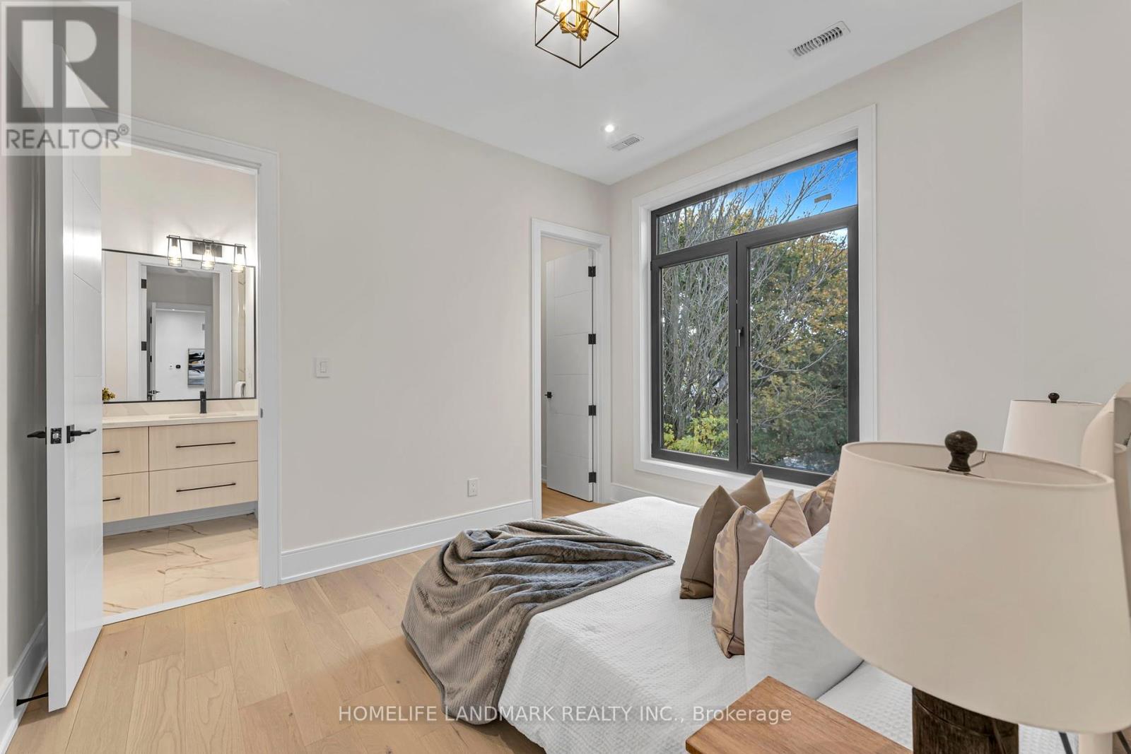 250 Jones Street, Oakville (Br Bronte), Ontario  L6L 3G4 - Photo 37 - W12261634