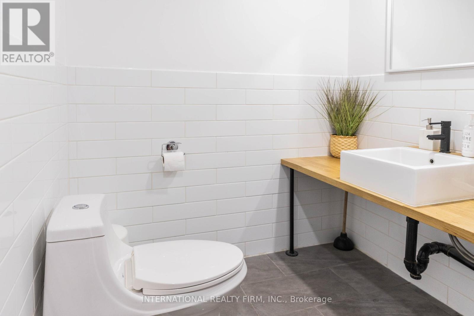 2 - 2252 Queen Street E, Toronto, Ontario  M4E 1G2 - Photo 10 - E12261747