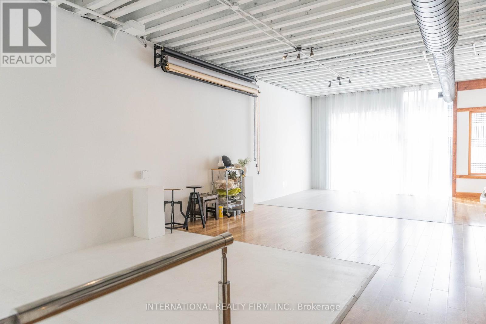 2 - 2252 Queen Street E, Toronto, Ontario  M4E 1G2 - Photo 2 - E12261747