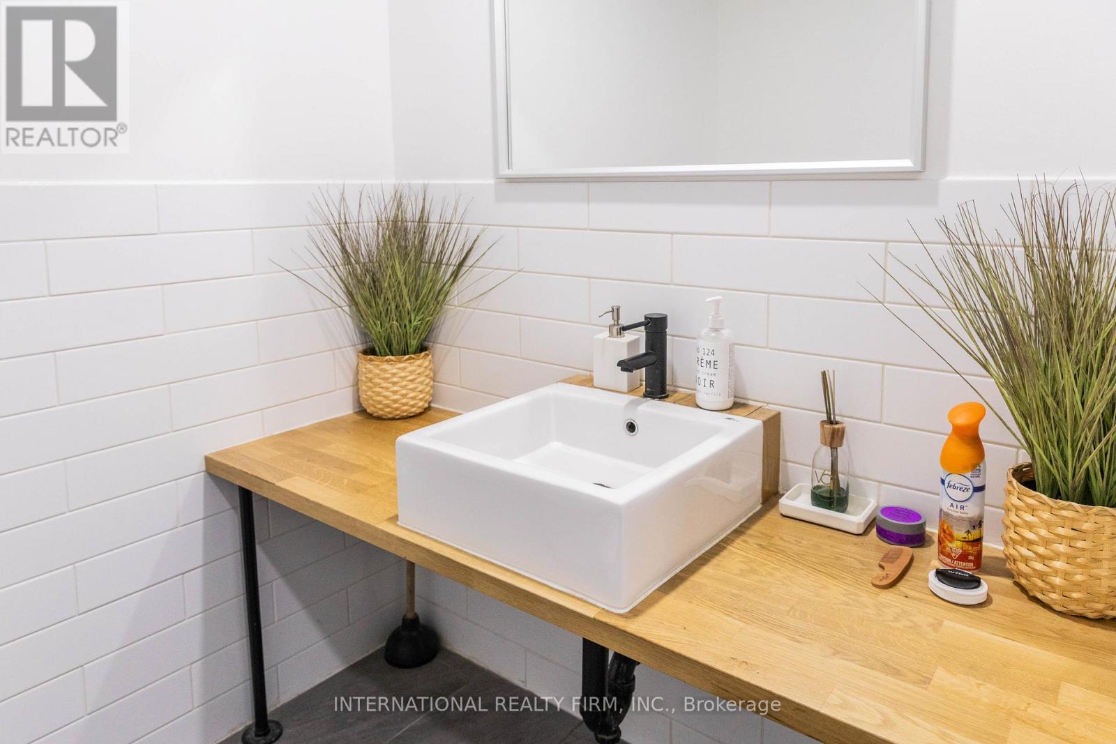 2 - 2252 Queen Street E, Toronto, Ontario  M4E 1G2 - Photo 8 - E12261747