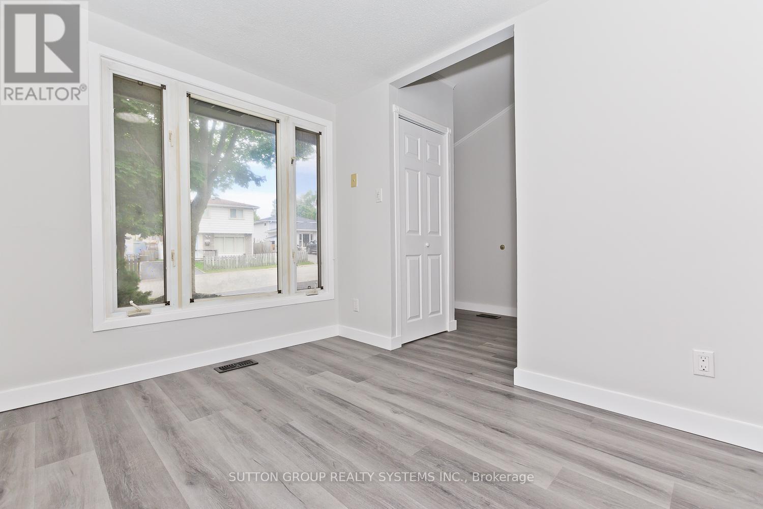Property at 504 PINETREE CRESCENT image 4