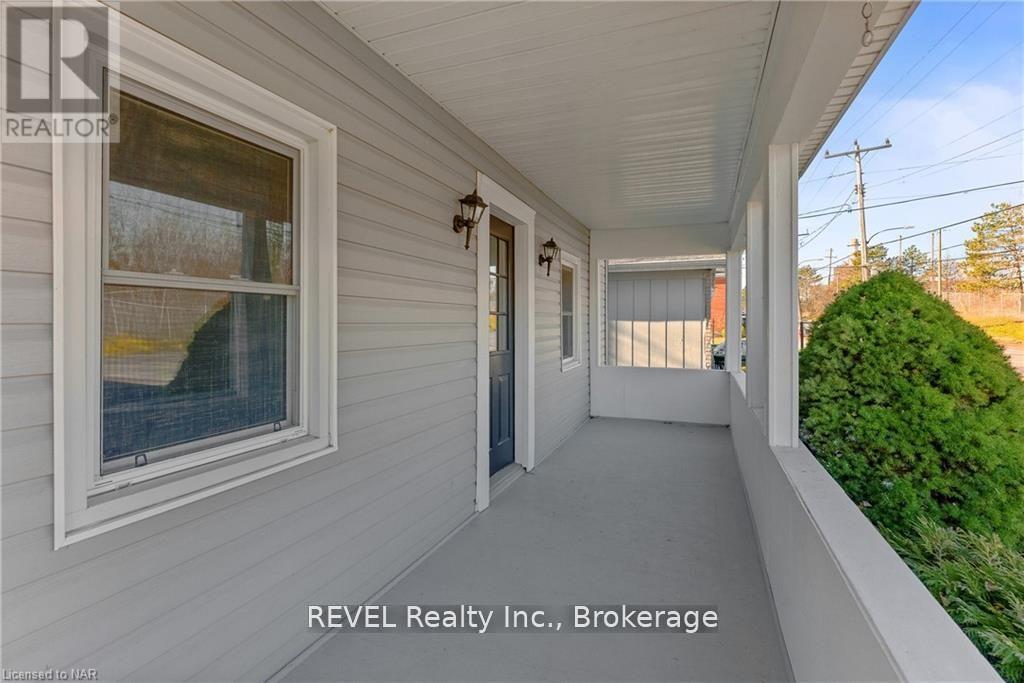 188 Niagara Falls Road, Thorold, Ontario  L2V 1H8 - Photo 2 - X12261869