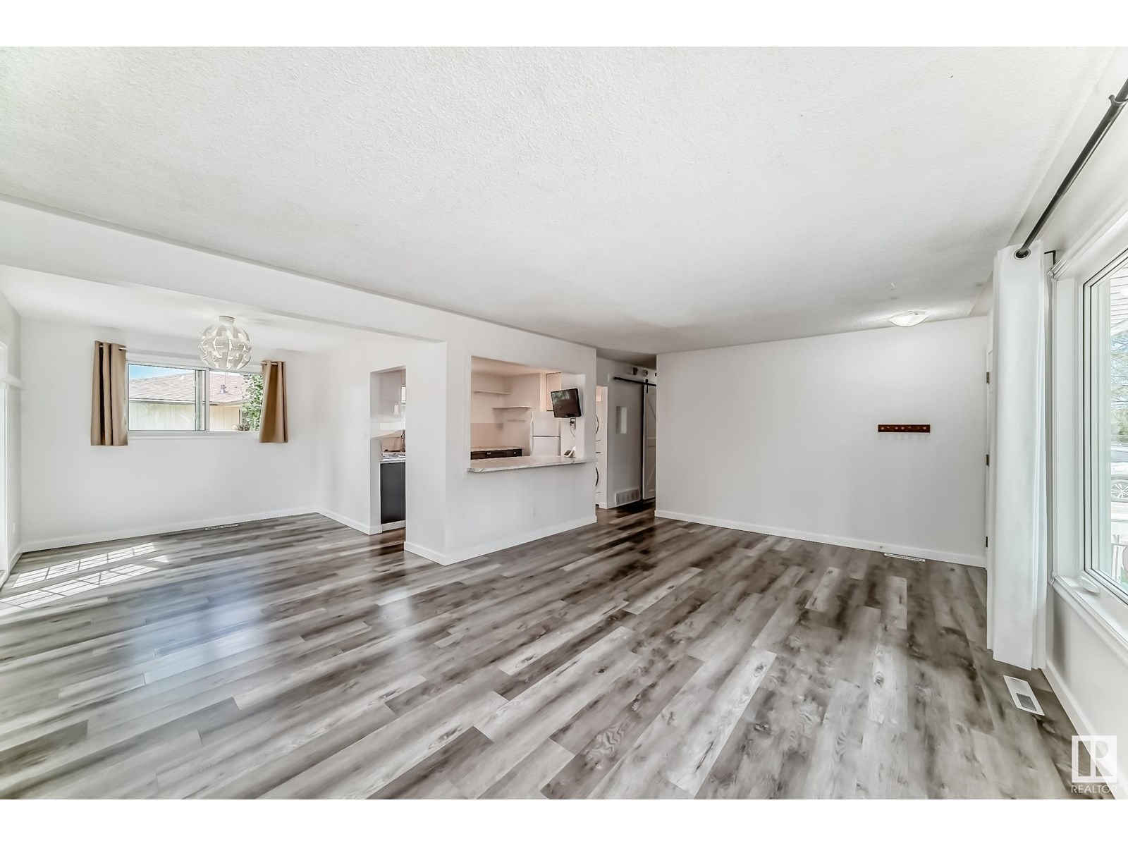 Property at 8510 150 ST NW image 4