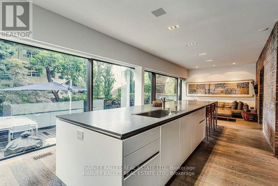 11 Shorncliffe Avenue, Toronto, Ontario  M4V 1S9 - Photo 11 - C12261939