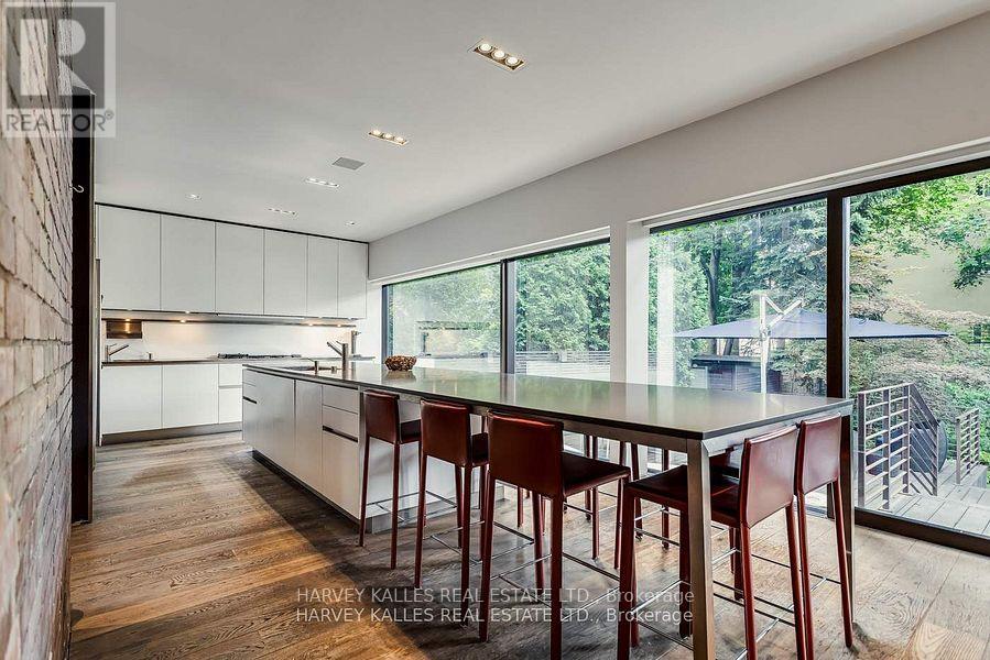 11 Shorncliffe Avenue, Toronto, Ontario  M4V 1S9 - Photo 12 - C12261939