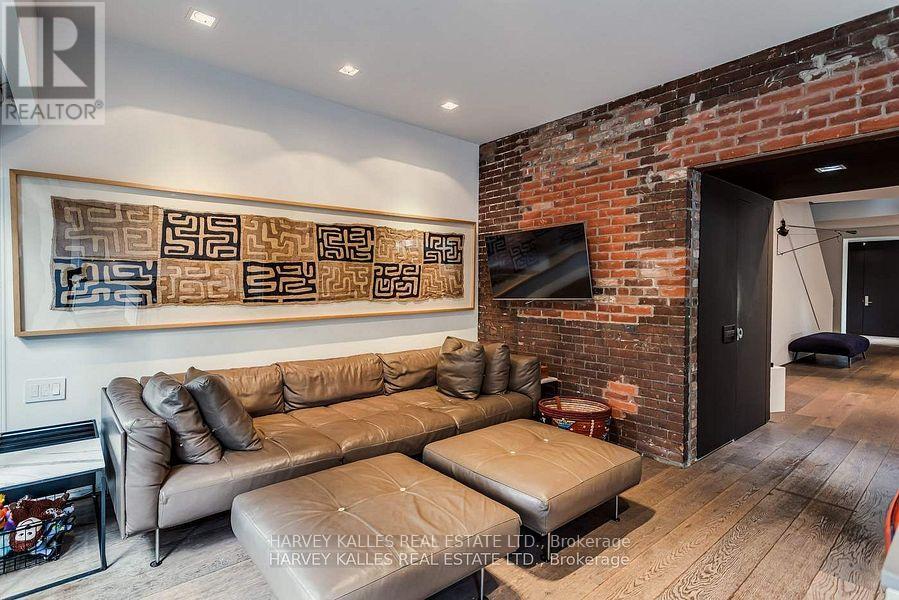 11 Shorncliffe Avenue, Toronto, Ontario  M4V 1S9 - Photo 14 - C12261939