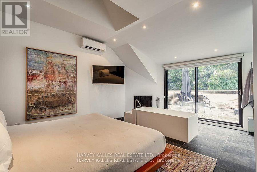 11 Shorncliffe Avenue, Toronto, Ontario  M4V 1S9 - Photo 18 - C12261939