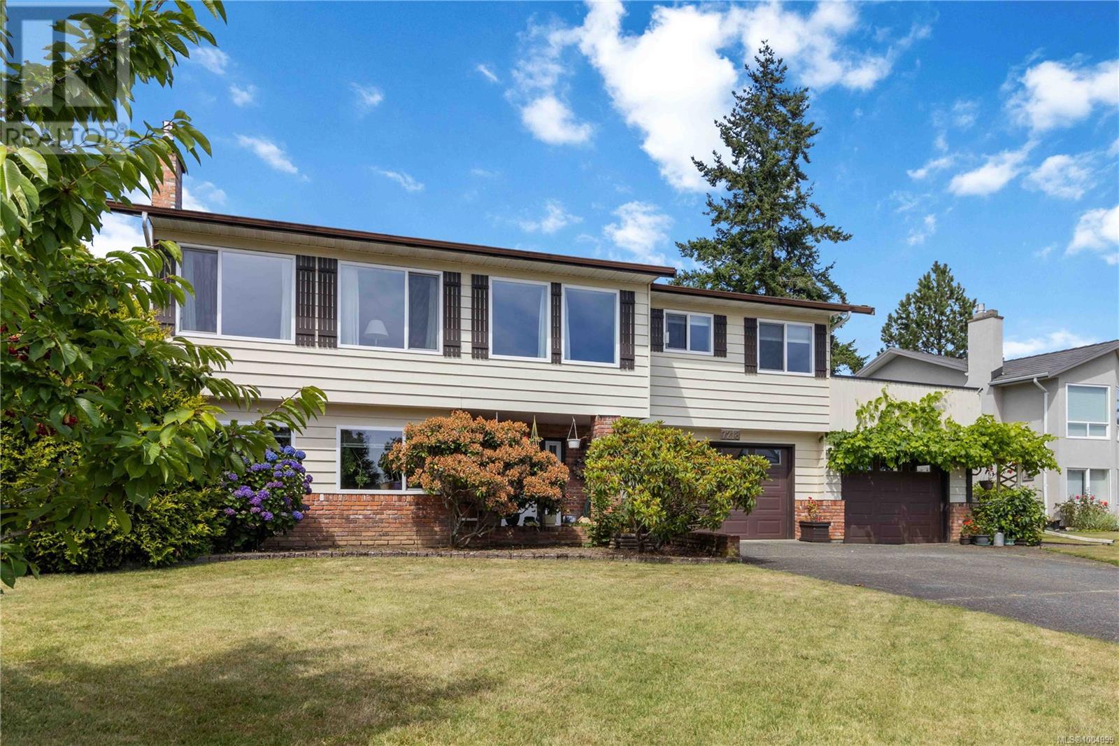 Property at 7218 Skyline Cres image 3