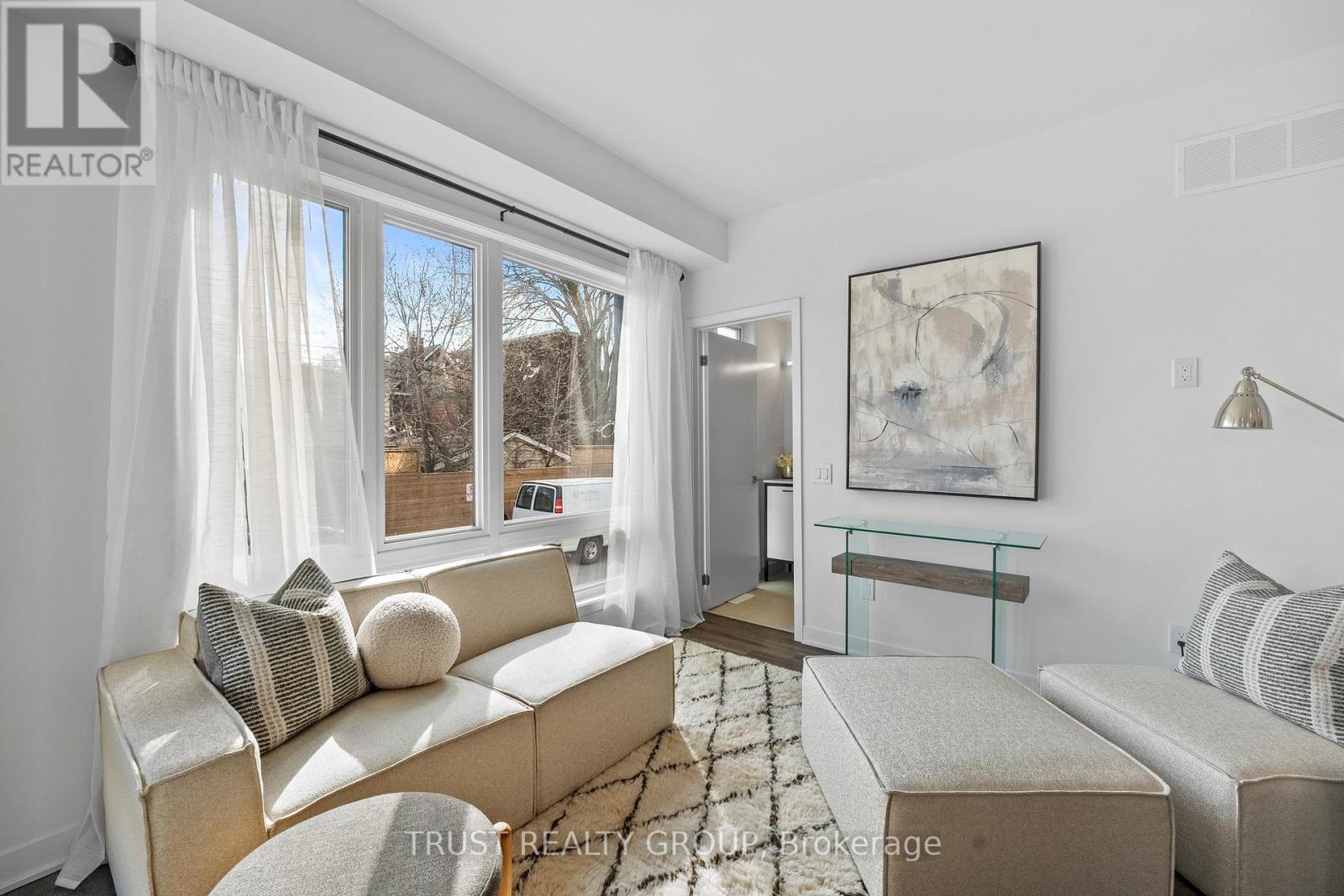 Property at TH16 - 10 ED CLARK GARDENS image 3