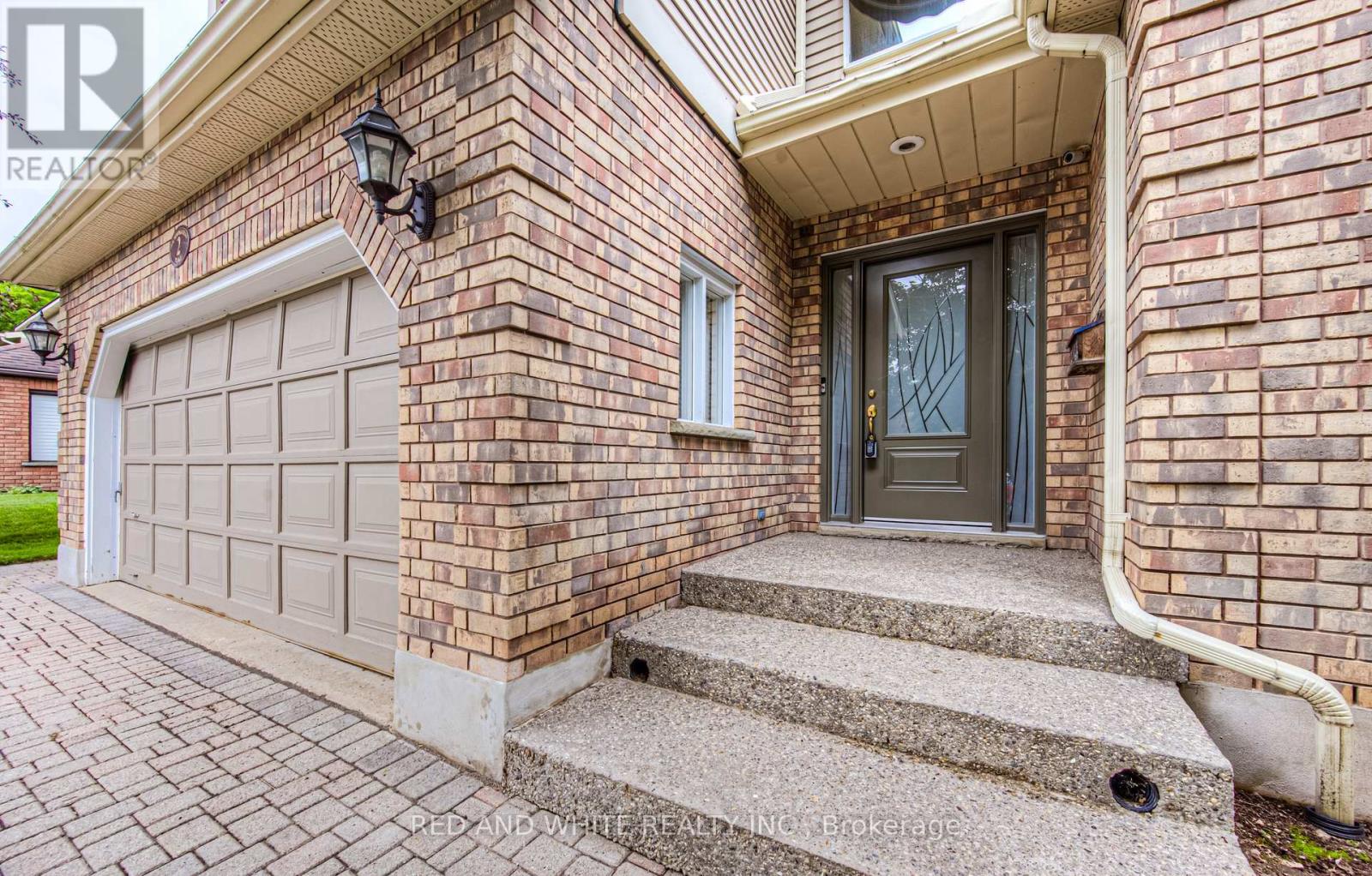 Property at 2 MORNINGVIEW PLACE image 3