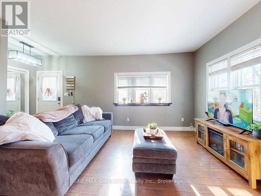 523 Tyson Street, South Bruce Peninsula, Ontario  N0H 2T0 - Photo 16 - X12262256