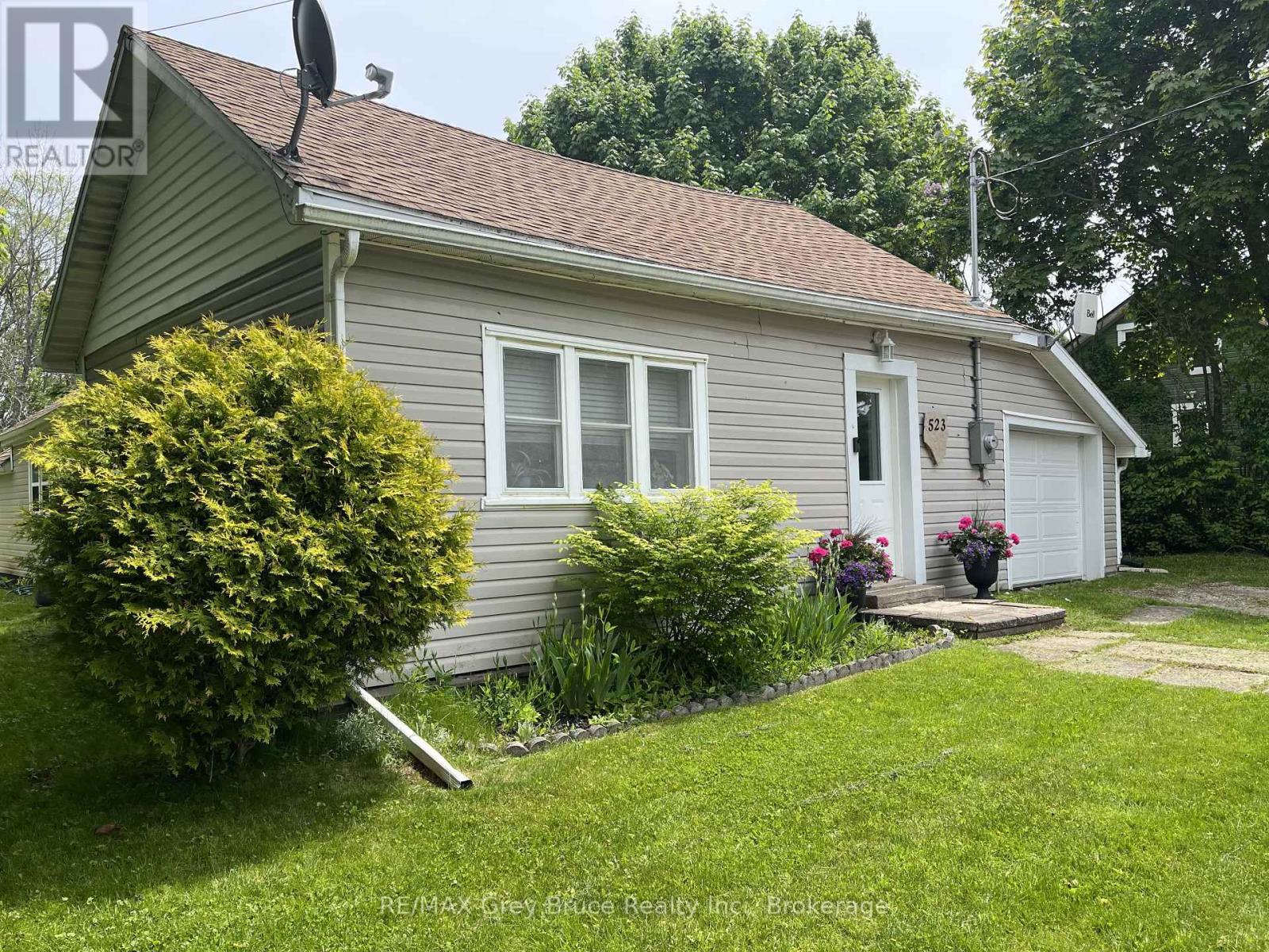 523 Tyson Street, South Bruce Peninsula, Ontario  N0H 2T0 - Photo 2 - X12262256