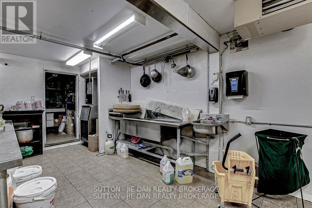 2300 Wharncliffe Road S, London South, Ontario  N6P 1L1 - Photo 20 - X12262337
