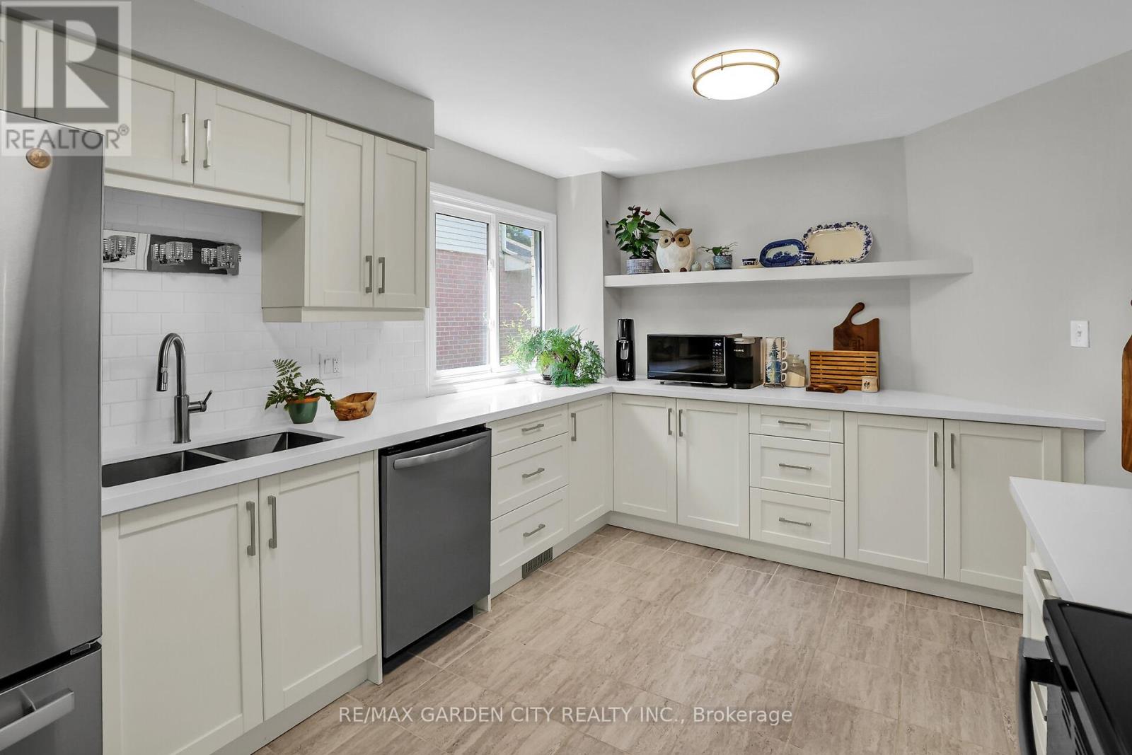 4542 Ivy Gardens Crescent, Lincoln, Ontario  L3J 0B3 - Photo 7 - X12262465