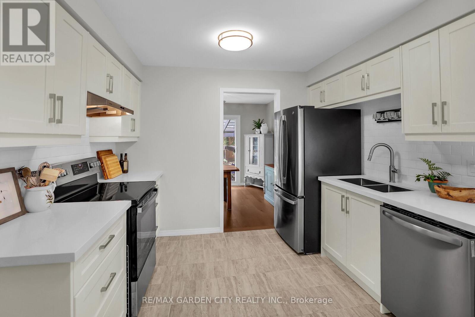 4542 Ivy Gardens Crescent, Lincoln, Ontario  L3J 0B3 - Photo 8 - X12262465