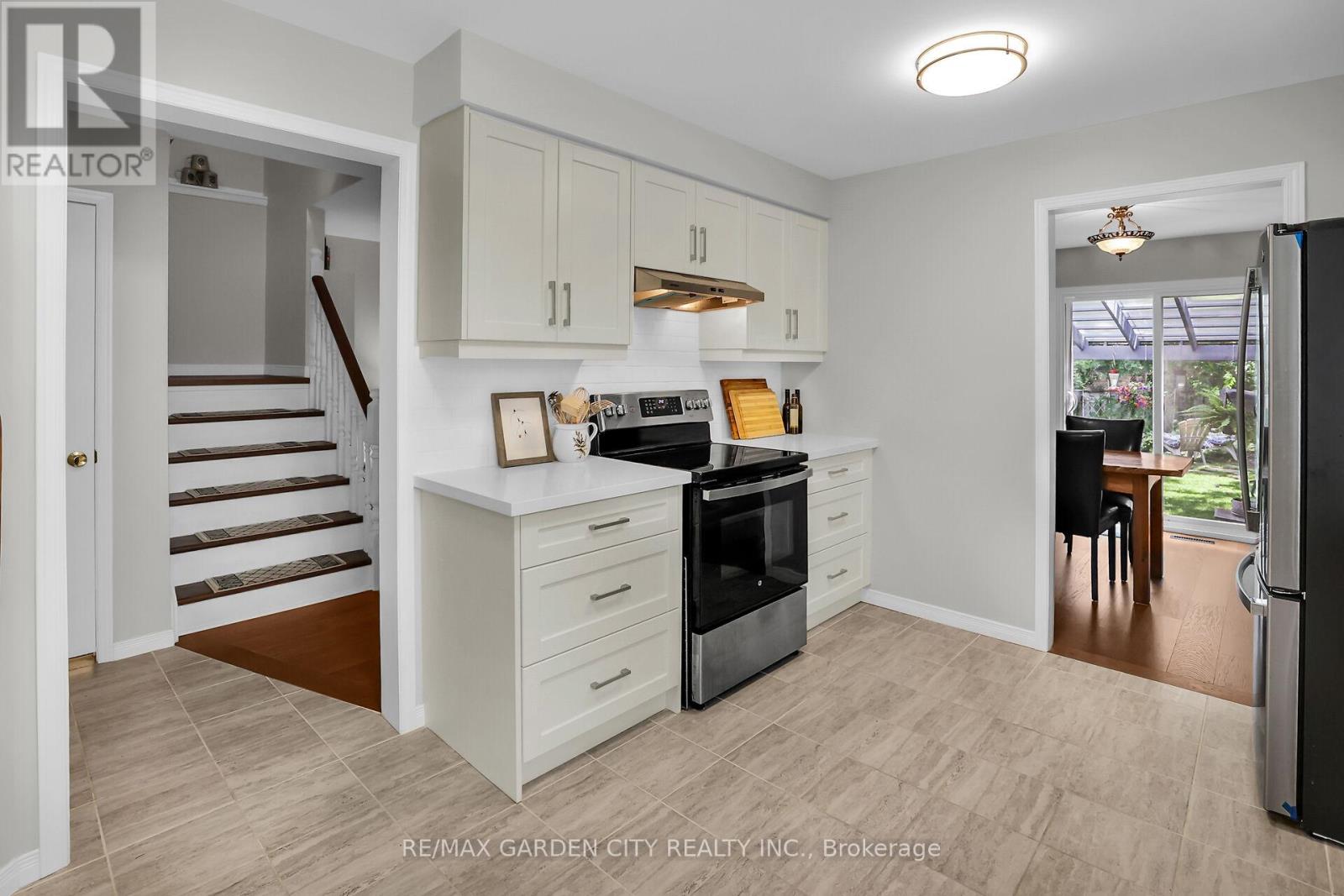 4542 Ivy Gardens Crescent, Lincoln, Ontario  L3J 0B3 - Photo 9 - X12262465