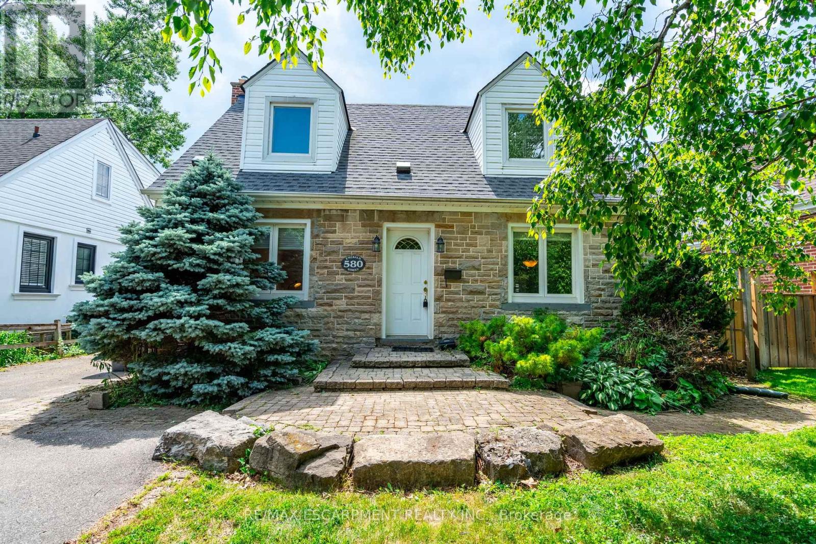 Property at 580 EMERALD STREET image 3