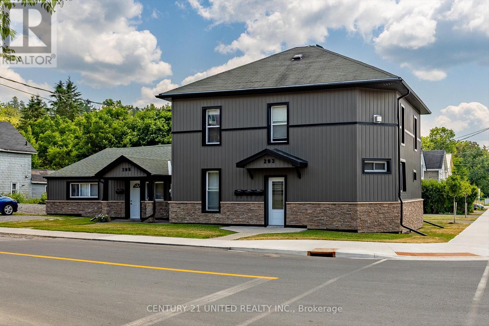203 CARLISLE AVENUE, Peterborough, Ontario