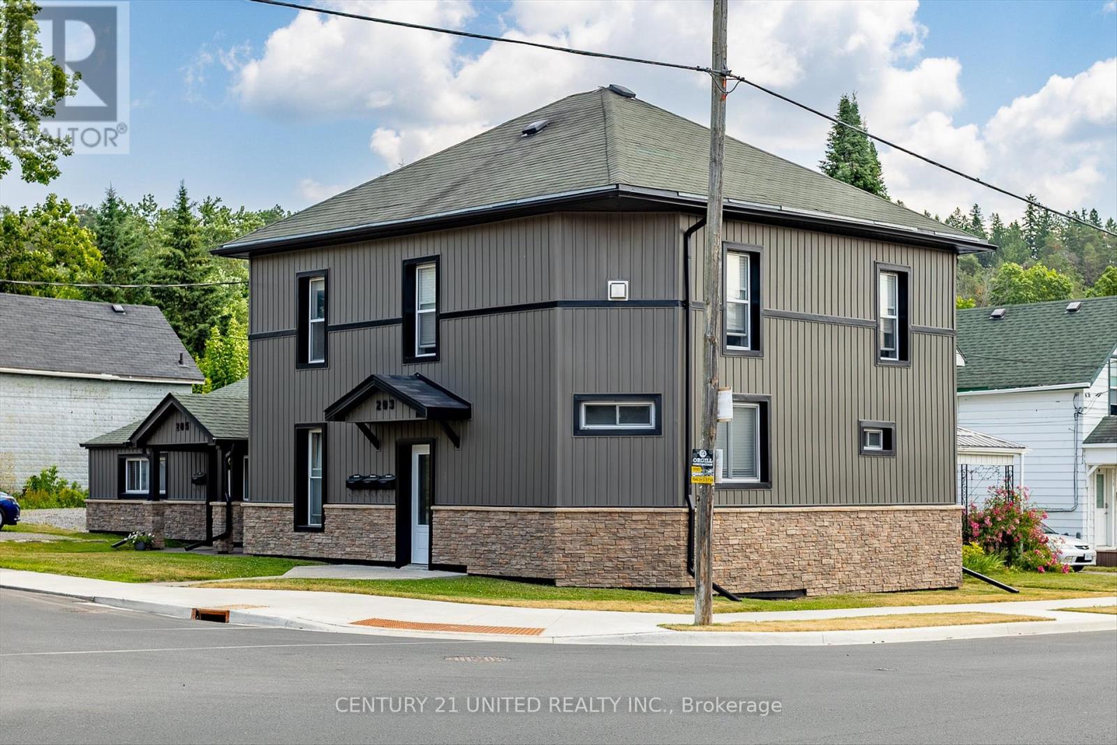 203 Carlisle Avenue, Peterborough, Ontario  K9H 1J7 - Photo 3 - X12262533