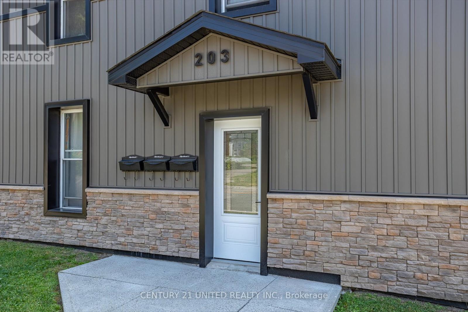 203 Carlisle Avenue, Peterborough, Ontario  K9H 1J7 - Photo 4 - X12262533