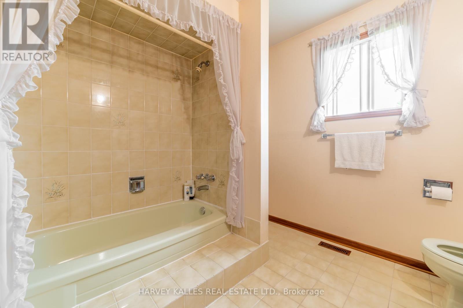 4257 Starlight Crescent, Mississauga (Rathwood), Ontario  L4W 4R4 - Photo 16 - W12262432