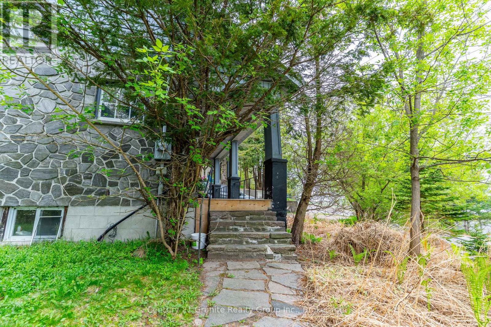 690 Mountain Street, Dysart Et Al, Ontario  K0M 1S0 - Photo 33 - X12159171
