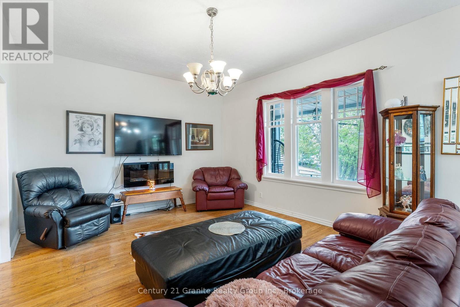 690 Mountain Street, Dysart Et Al, Ontario  K0M 1S0 - Photo 8 - X12159171