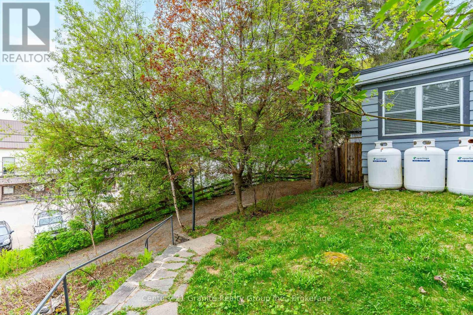 690 Mountain Street, Dysart Et Al, Ontario  K0M 1S0 - Photo 34 - X12159171