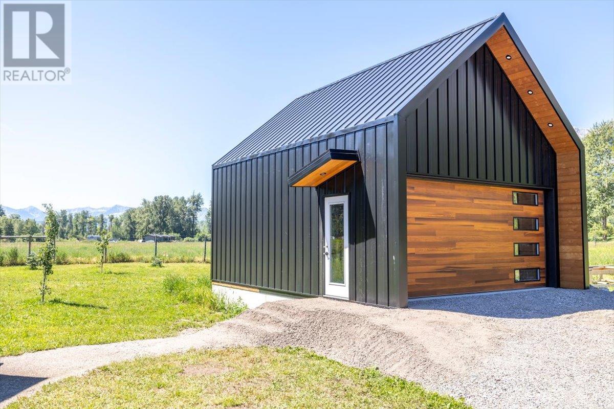 7005 Stubbs Road, Fernie, British Columbia  V0B 1M5 - Photo 10 - 10354789