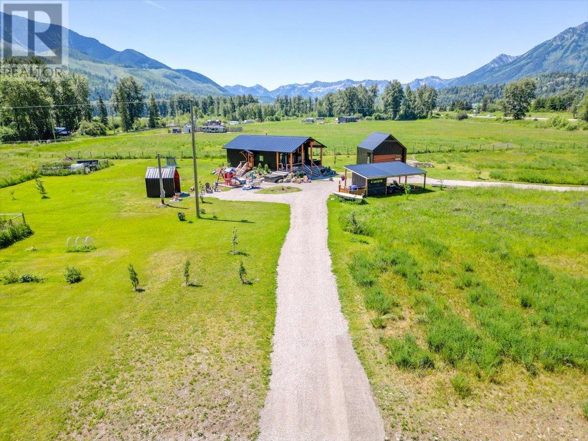 7005 Stubbs Road, Fernie, British Columbia  V0B 1M5 - Photo 2 - 10354789