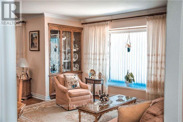 19 Schomberg Road E, Richmond Hill (Oak Ridges), Ontario  L4E 2T7 - Photo 5 - N12256441